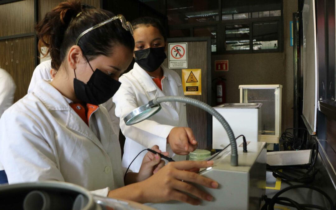 Estudiantes de CECyTE reciben asesoría por académicos de nuestra Ingeniería en Procesos Alimentarios