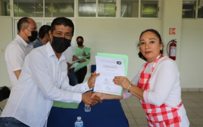 Rector de la UTCGG entrega constancias de participación a 37 egresados del Centro de Capacitación